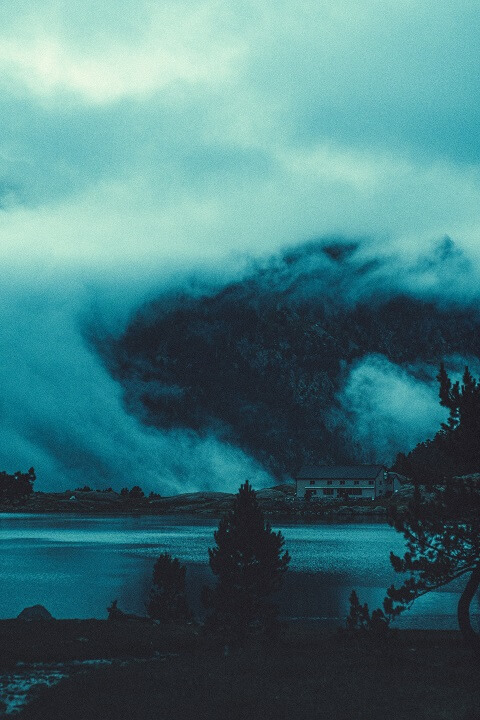 nuage pris au vent
