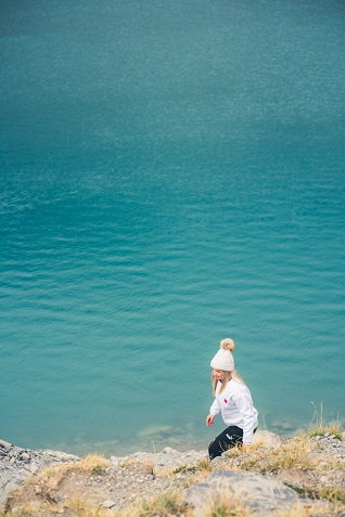 lac avec femme