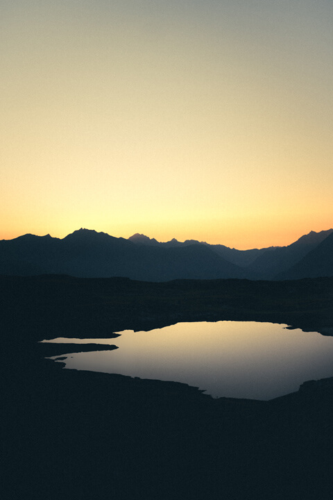 reflet ciel sur lac calme