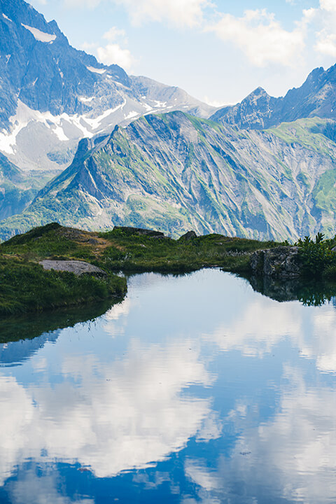 lac bleu et reflet