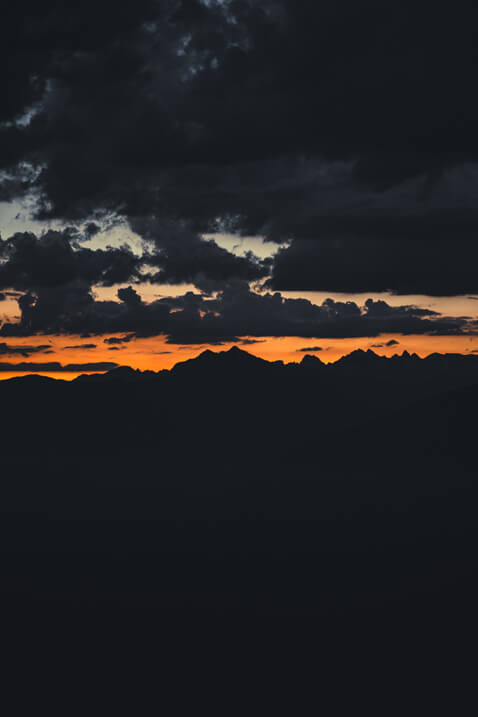 vue avant lever soleil sur montagne