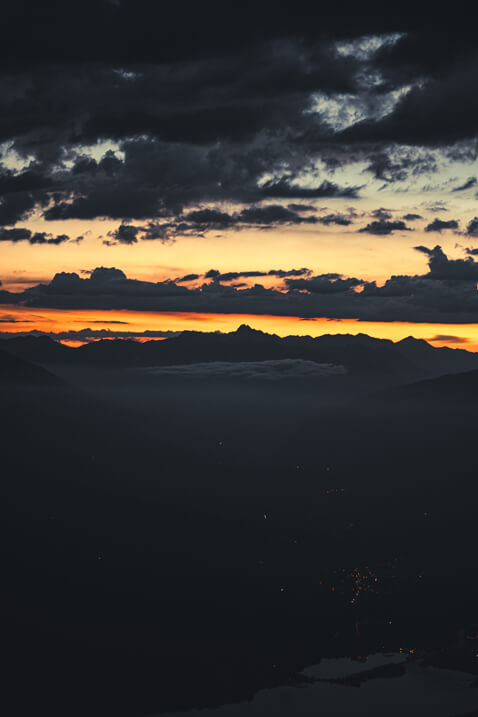 vue d'un nuage sous le sommet d'une montagne