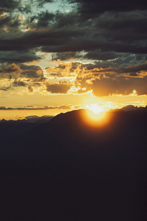 soleil ebloui les montagnes