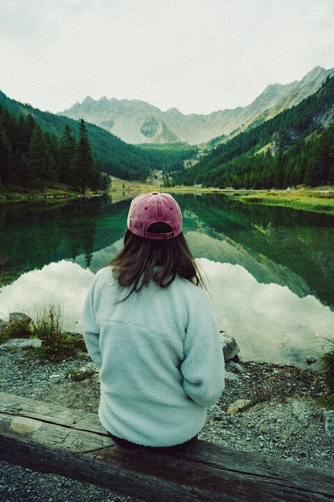 femme assis au bord du lac