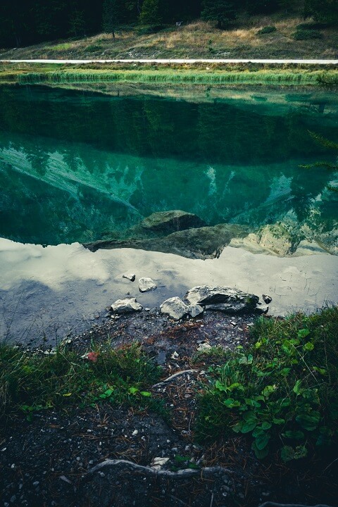 reflet montagne sur eau