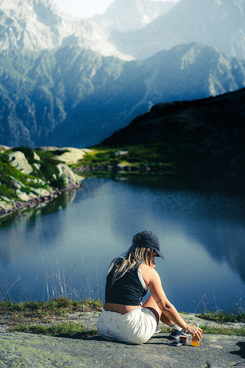 femme assise bord lac