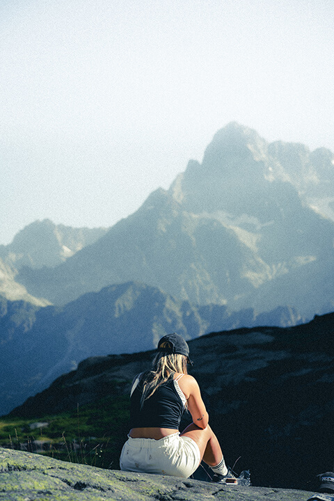 femme assise vue montagne