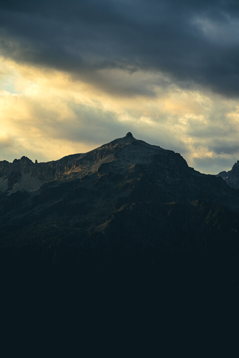 montagne et ciel orange