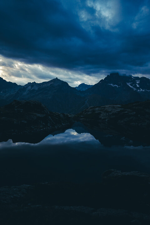 reflet montagne sur eaux