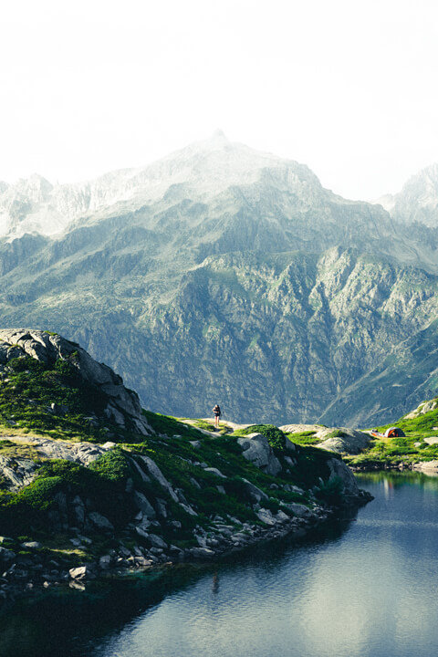 vue lac et montagne avec humain centre