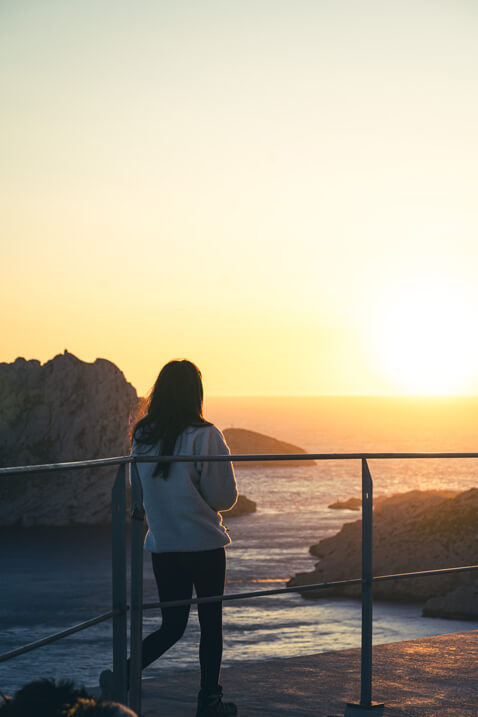 femme marche au sunset