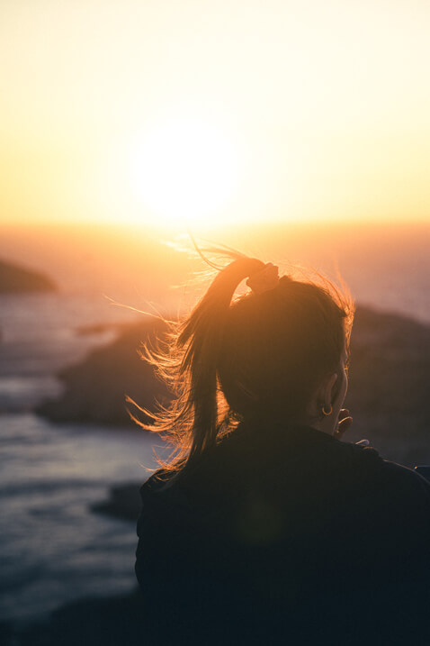 femme dos coucher soleil
