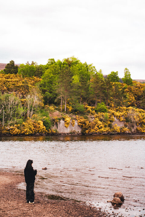femme regarde lac