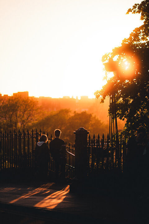 personnes descend escalier sunset