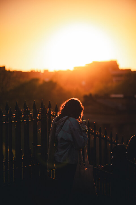 femme sunset regarde telephone