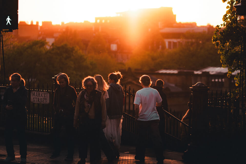 des gens en sunset trottoir