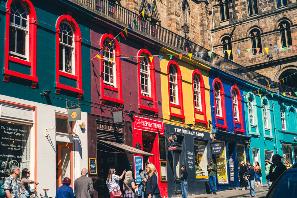 rue animée colorée