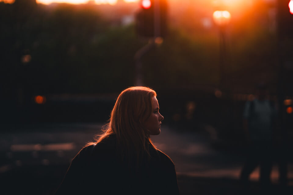 femme sunset visage lateral