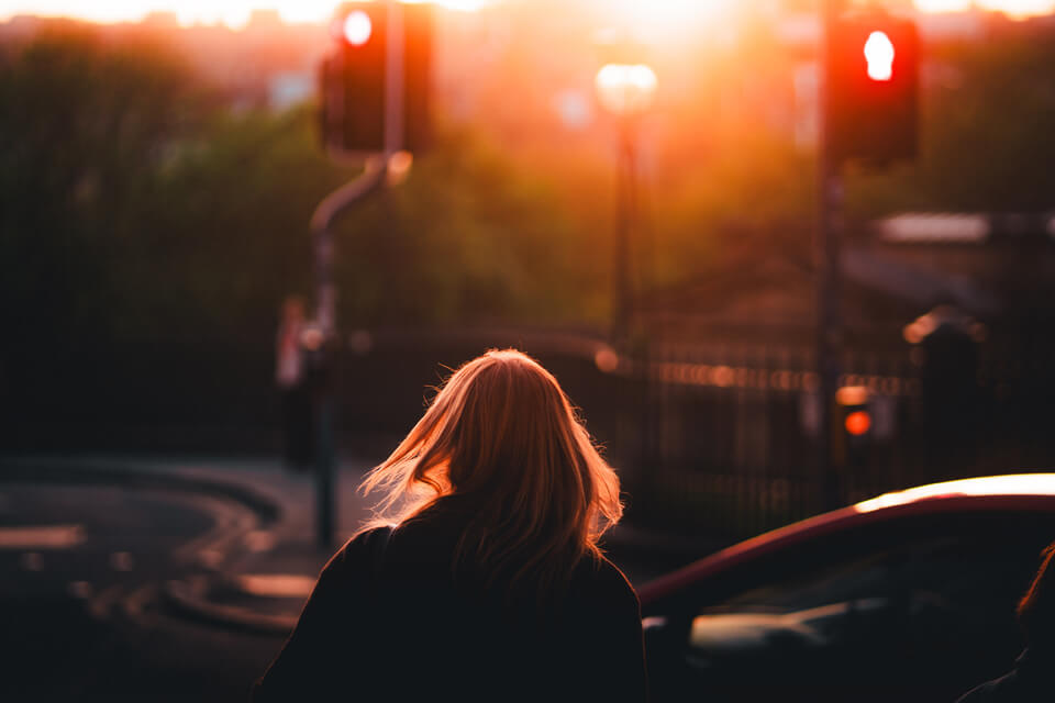 femme sunset dos cheveux mouvement
