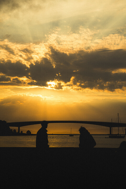 sunset pont et deux passants ombres