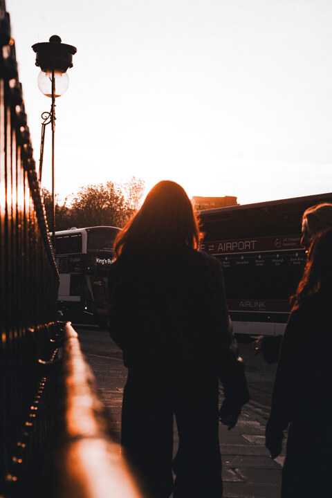 femme dos marche sunset