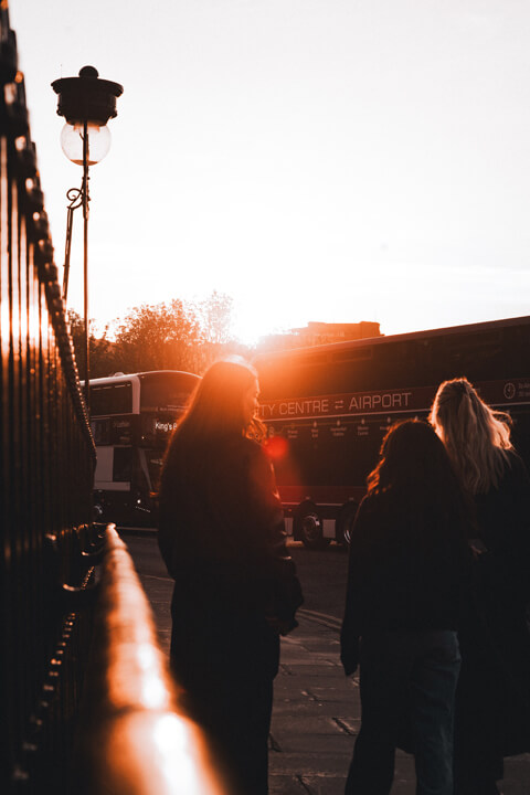 femmes sunset march vers le bas a trois