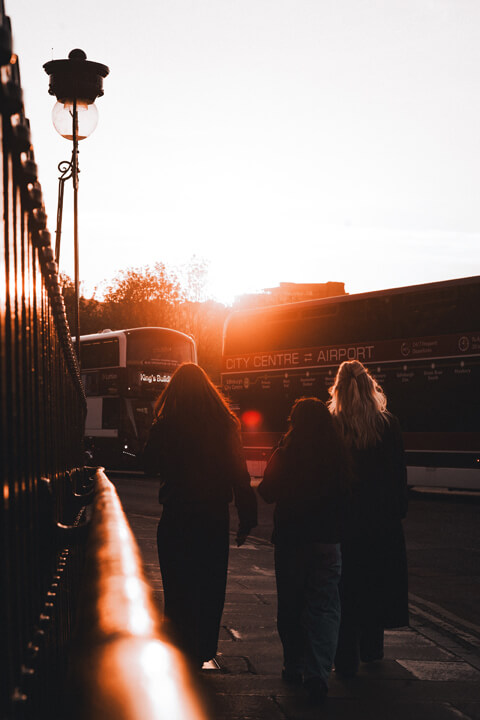 femmes sunset march vers le bas a trois