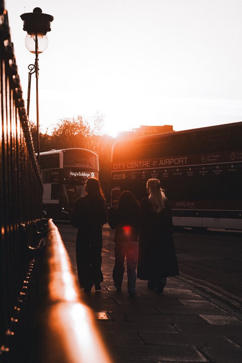 femmes sunset march vers le bas a trois