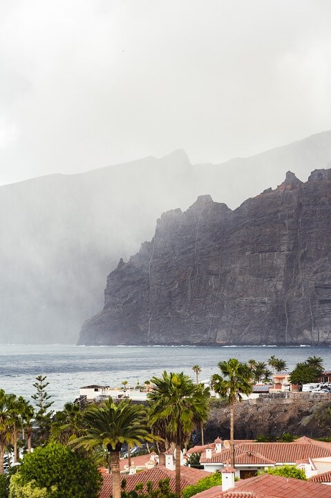 falaises los gigantes dans brume